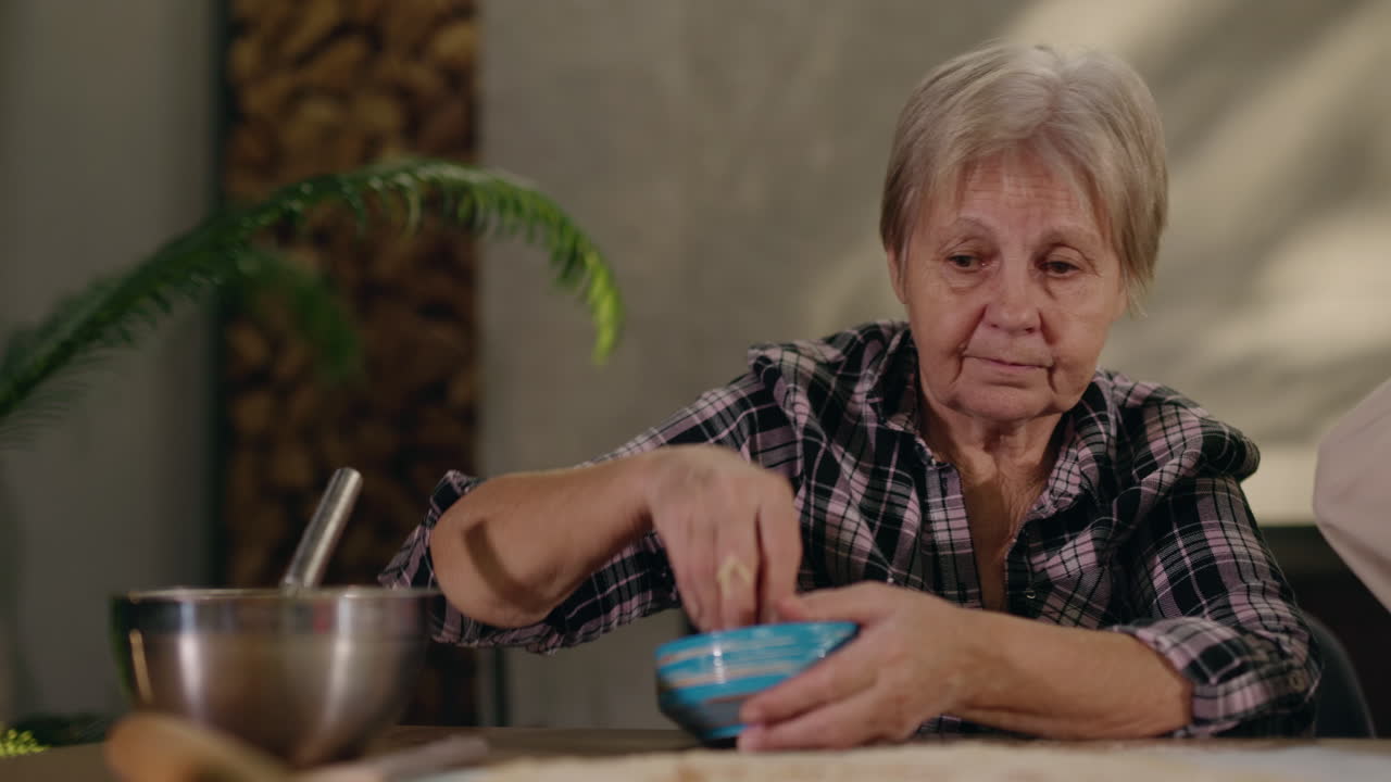 부에서 도움을 받는 노인 여성