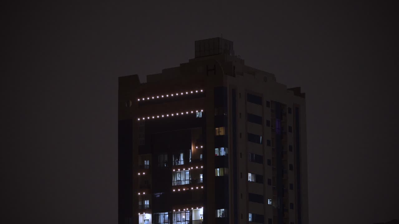 Fulmini e tuoni su Sharjah durante un temporale il 27 marzo 2026.