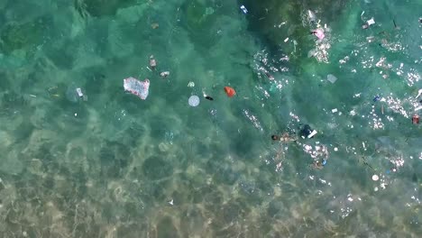 La-Basura-Flota-En-El-Agua-Cerca-De-La-Playa-Y-Los-Corales-Disparan-Constantemente-Desde-Arriba-1080-Hd-Asia,-Tailandia-Filmada-Con-Sony-Ax700