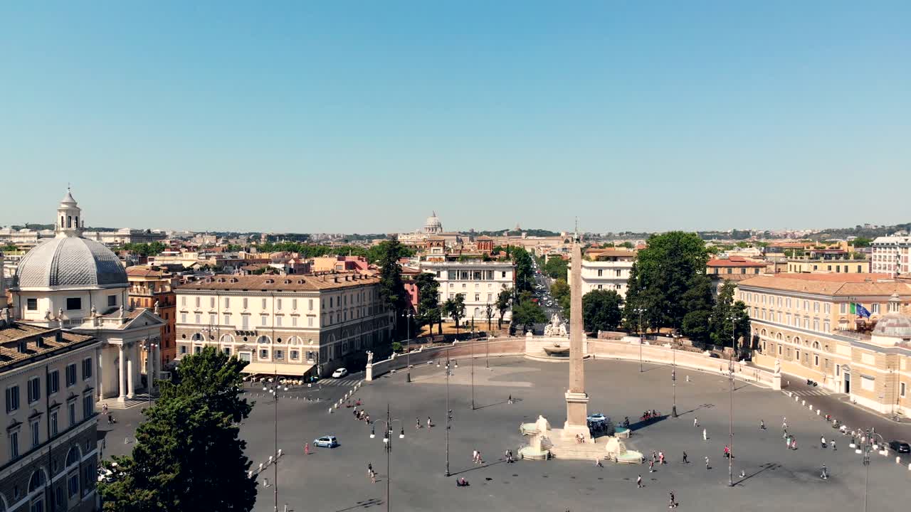 Droneoppstigning på Piazza del Popolo med besøkende turister