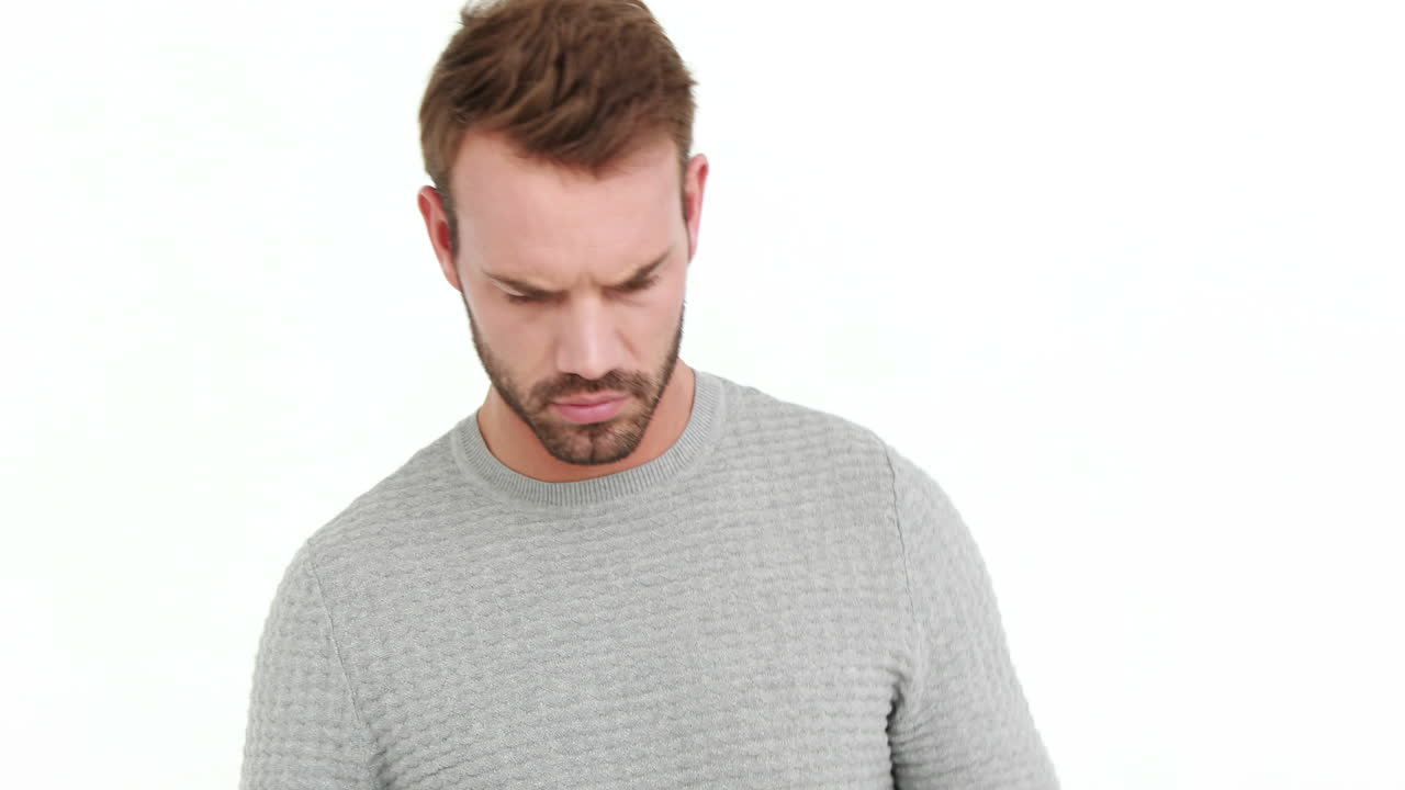 hombre perdido usando su brújula