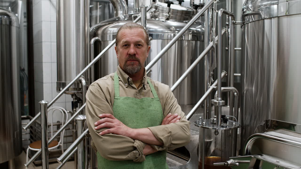 зрелый человек на фабрике