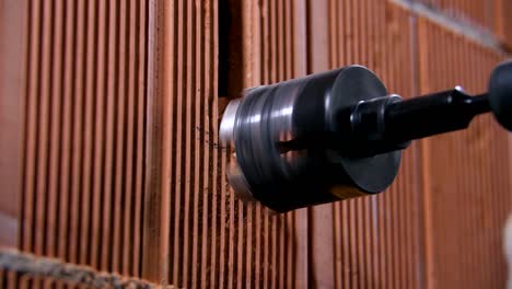 perforar un agujero en una pared de ladrillo