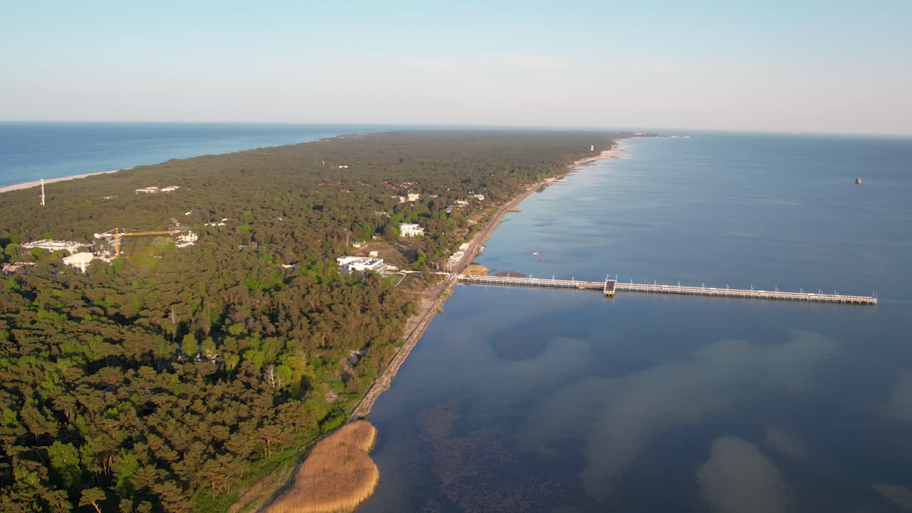дронный вид эксклюзивного курортного района юрата на полуострове хел с деревянным пирсом