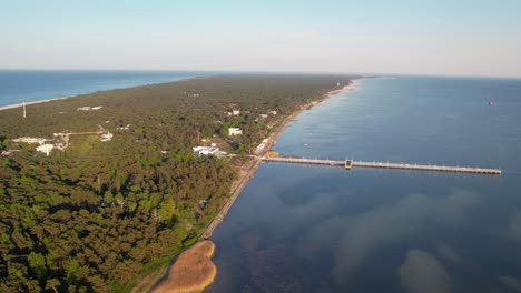 Vista-De-Drones-De-La-Exclusiva-Zona-Turística-De-Jurata-En-La-Península-De-Hel-Con-Muelle-De-Madera