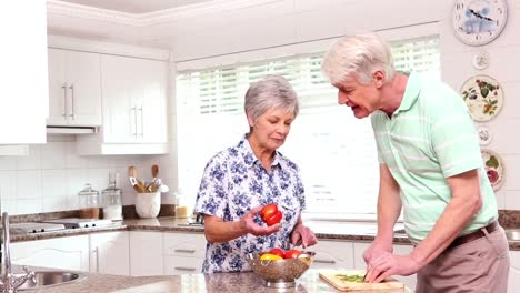 una pareja feliz de mayores haciendo la cena juntos.