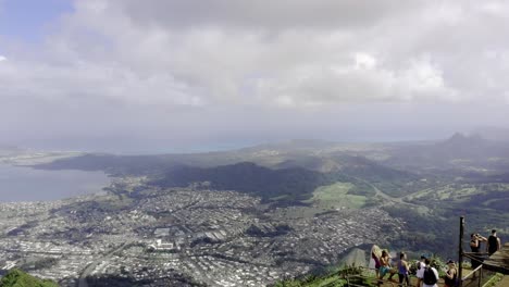 La-Escalera-Al-Cielo-En-Oahu,-Hawaii,-También-Conocida-Como-La-Escalera-Haiku,-Es-Posiblemente-La-Mayor-Atracción-De-Toda-La-Isla