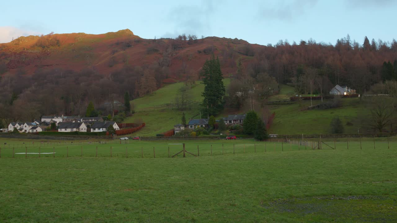 Panorama hor, vesnice a zelených pastvin v Lake District, Cumbria, Anglie.