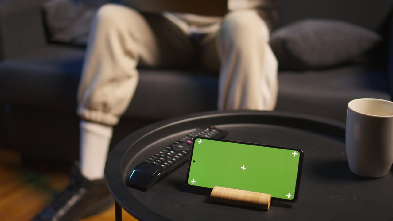 chico afroamericano casual relajándose en el sofá al lado de la pantalla aislada, sintiéndose satisfecho de trabajar desde casa en su apartamento genial. joven adulto acostado en el sofa, trabajo remoto. cámara b.