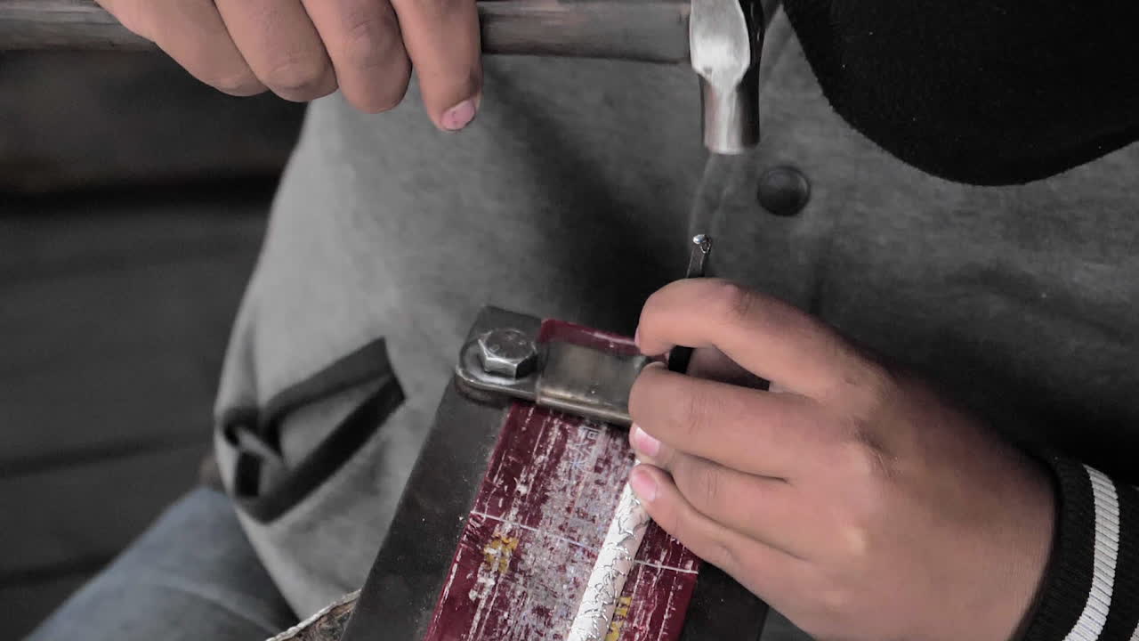 fabricación de joyas en cámara lenta en lijiang, china.