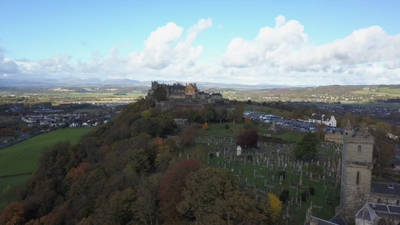 Sorvolo aereo di un vecchio cimitero grigio accanto al Castello di Stirling in Scozia.
