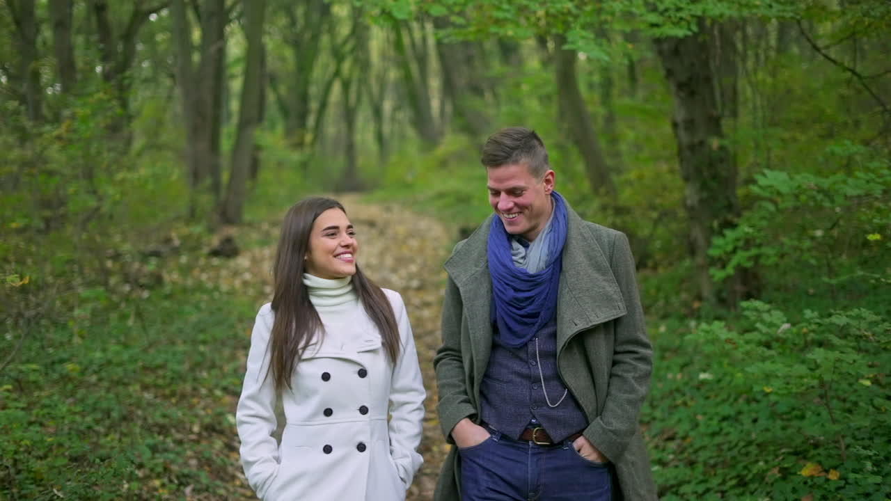 숲에서 산책 하는 커플