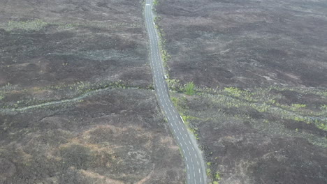 vuelo aéreo sobre coulee de lave o lava road en la isla de la reunión
