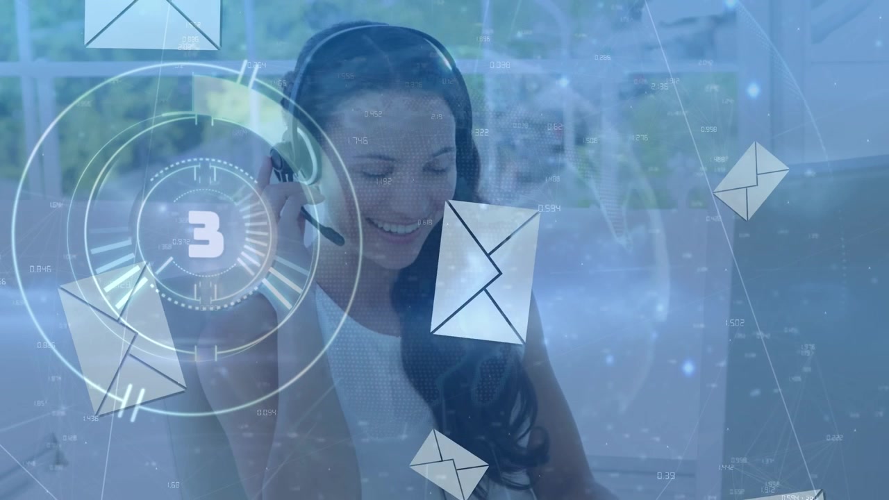 Animazione di elaborazione dati e icone a forma di busta su una donna d'affari caucasica che usa un auricolare telefonico.