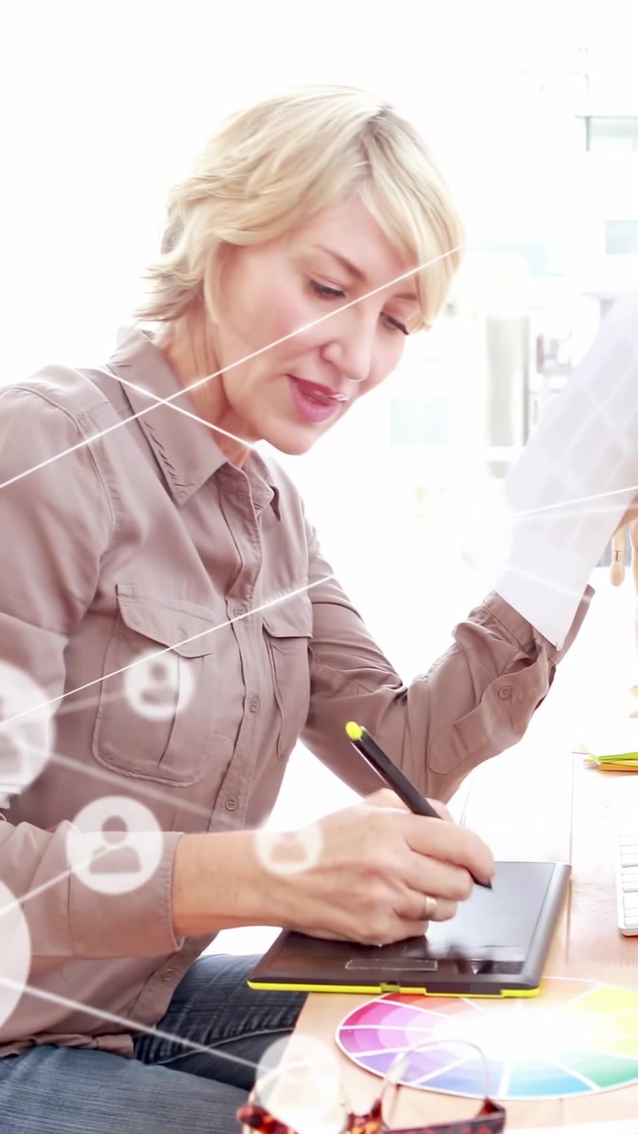Vertikales Video: Proofs am Schreibtisch sichten, Designer gleicht ab und bearbeitet auf Tablet, Benutzer-Icons schweben.