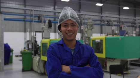 trabajador de almacén sonriendo y mirando a la cámara