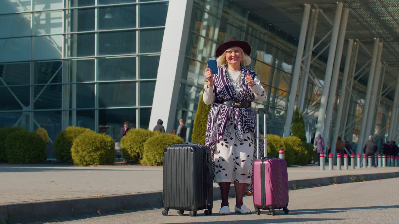 anciano pensionista turista abuela quedarse cerca de la sala del aeropuerto celebrar el éxito ganar ganador gesto