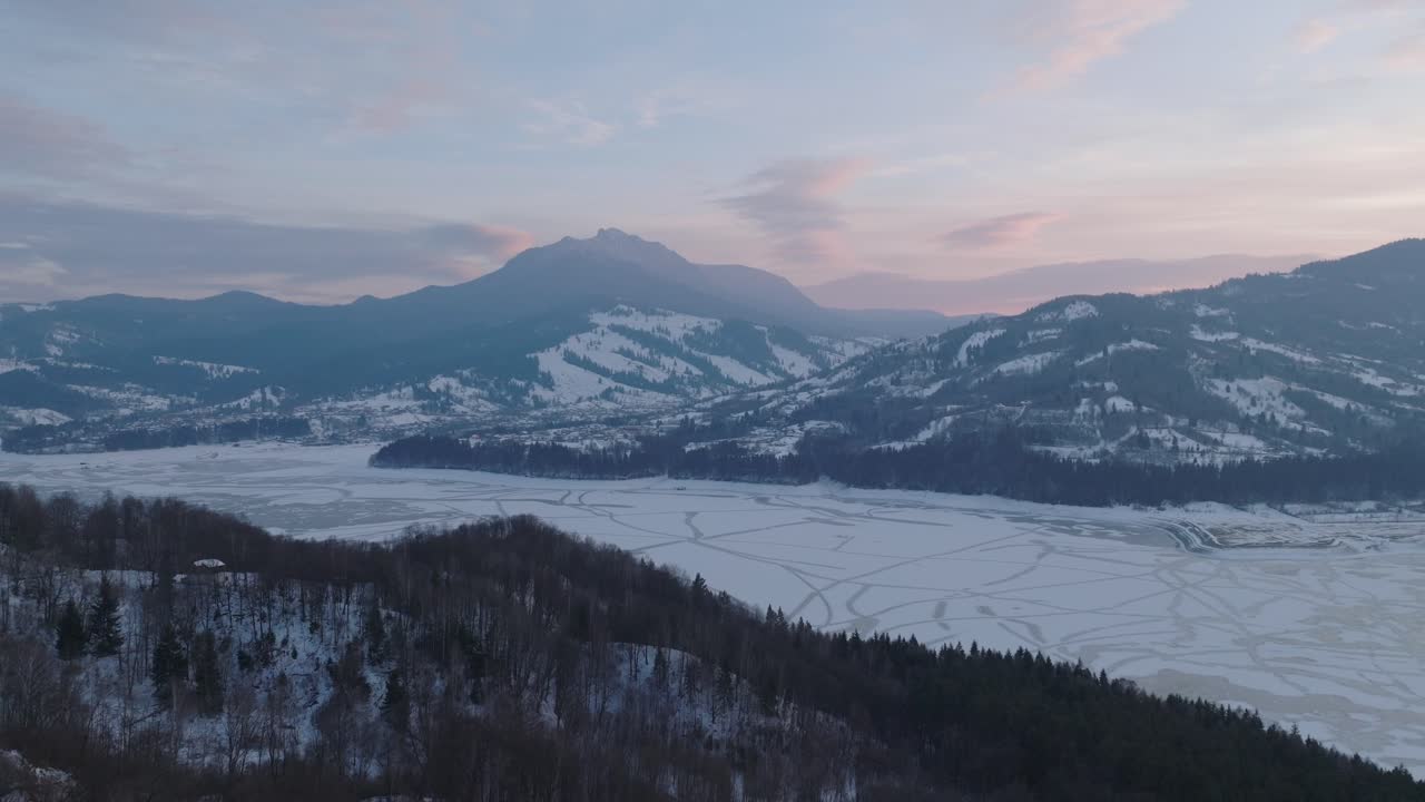 해가 뜨면 눈으로 인 산들, 분홍색 하늘과 에 얼어붙은 계곡
