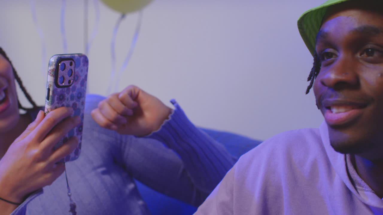 fotografía de estudio de amigos de la generación z celebrando el cumpleaños del hombre con pastel de fiesta y velas sentados en el sofá 2