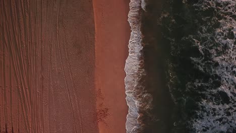 Erweiterter-Drohnenflug-Von-Strand-Und-Wellen-Bei-Sonnenuntergang-In-Kauai,-Hawaii