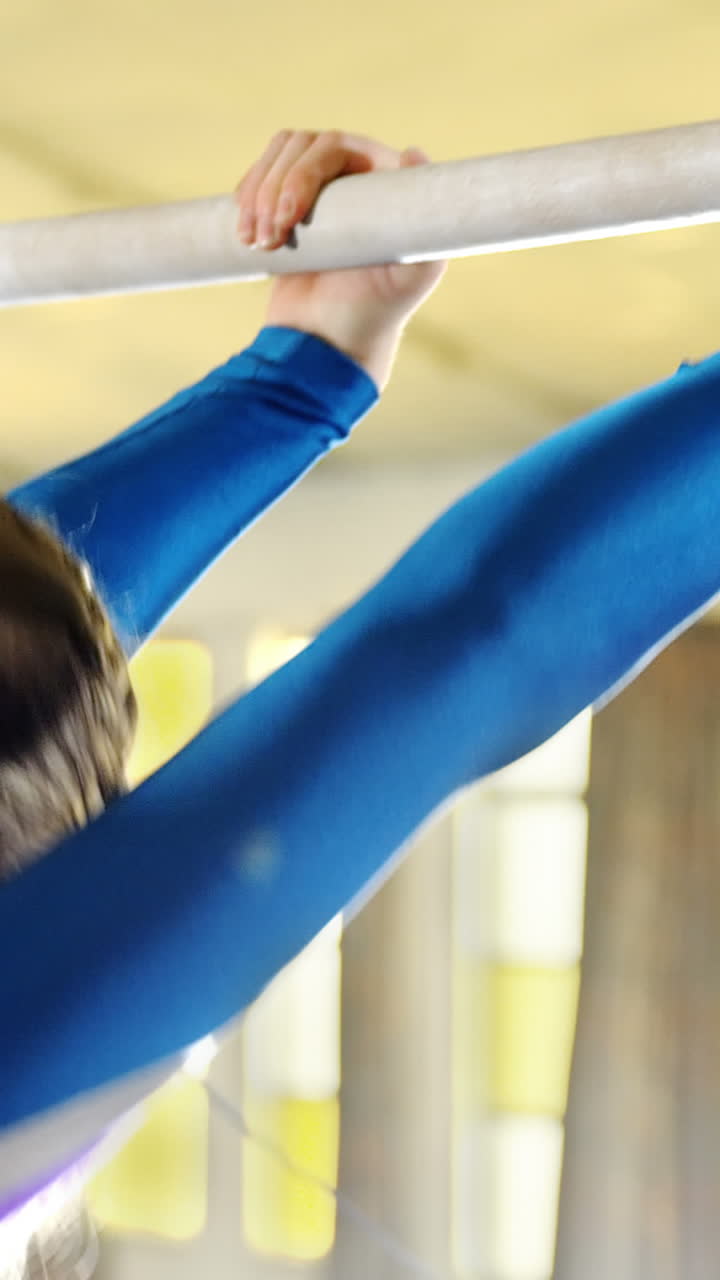 체조 운동 을 하는 체조 선수