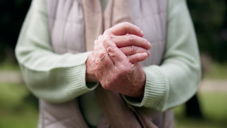 manos, dolor y una persona mayor con artritis