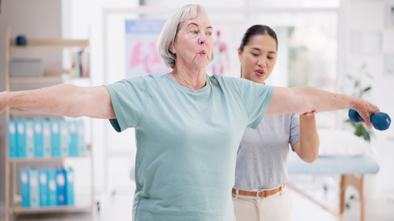 시니어 여성, 물리 치료사 및 근육 운동