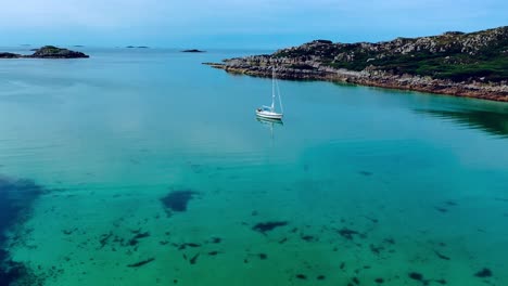 Einsamer-Einrumpfboot-Auf-Der-Insel-Mull