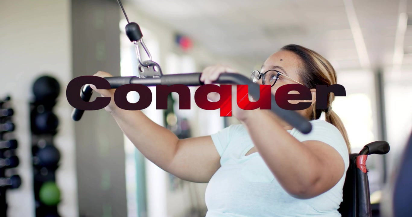 Donna in sedia a rotelle che si allunga, afferrando una lat bar, eseguendo ripetizioni costanti durante un allenamento, con una sovrapposizione "Conquer"