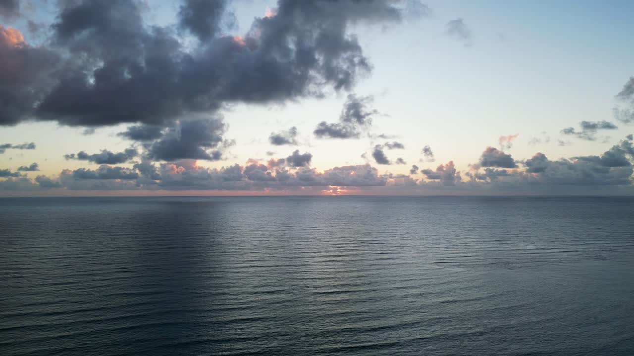 하와이 해가 뜨고 태평양에서 느린 공중 철수