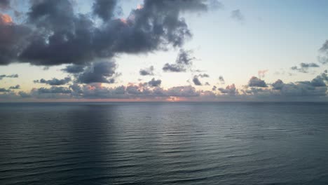 lento retiro aéreo en el amanecer hawaiano y el océano pacífico