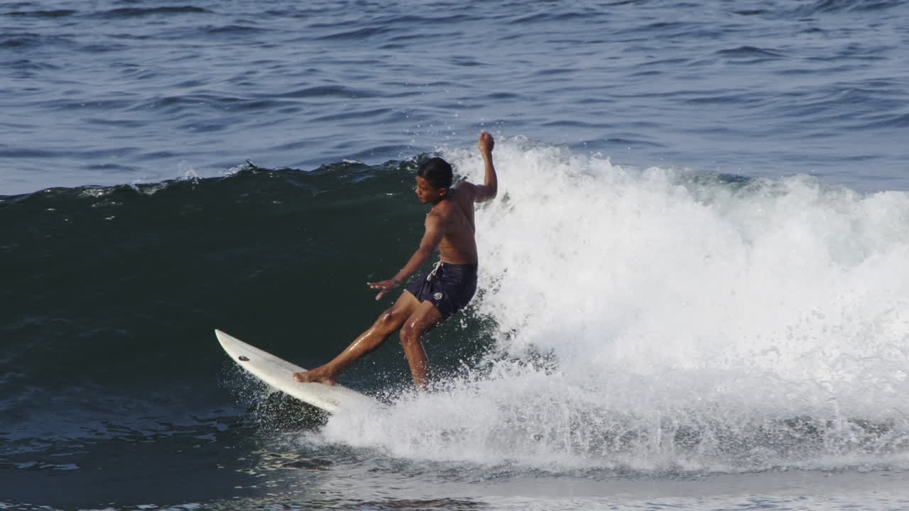 바다 에서 파도 를 타고 있는 서퍼