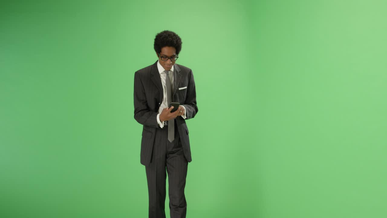 empresário de mensagens de texto caminhando em direção à câmera na tela verde