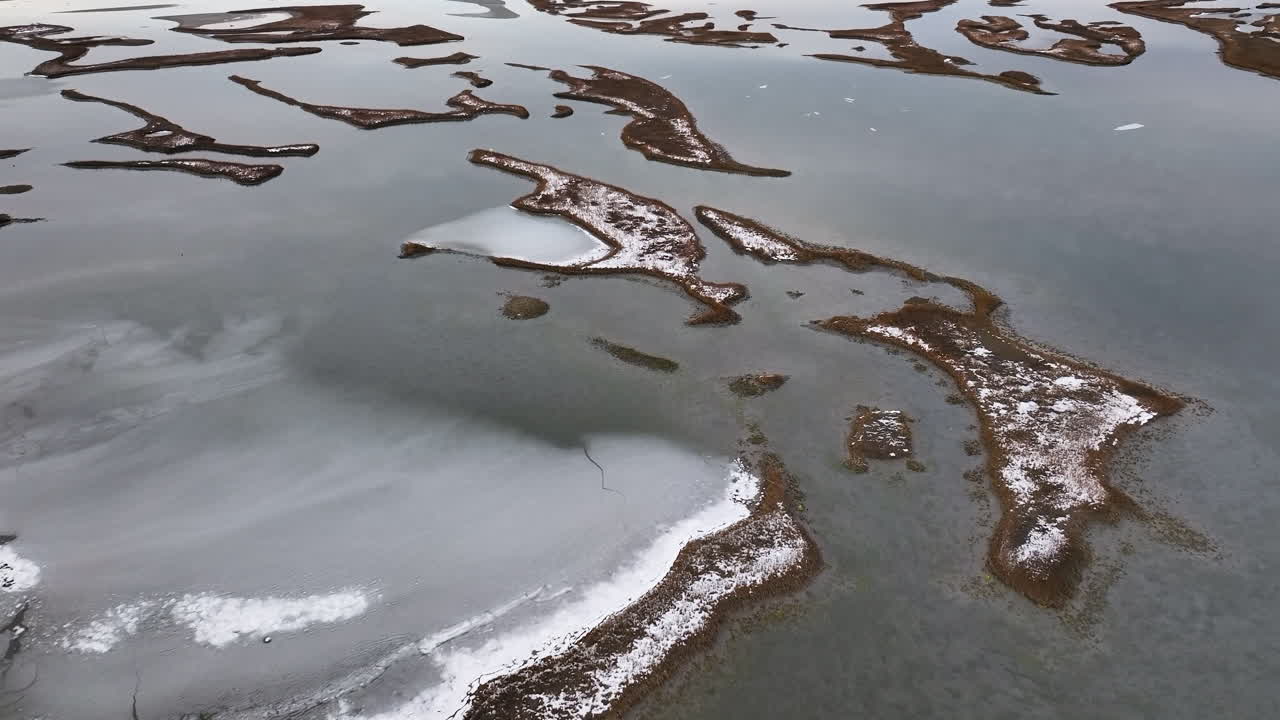 Pemandangan Udara Pulau Crystal Coast Carolina Utara, dengan Gumuk Berbalut Salju dan Anak Sungai Rawa Beku yang Berkelok-kelok di Seluruh Lanskap. Rekaman Drone, Sudut Lebar