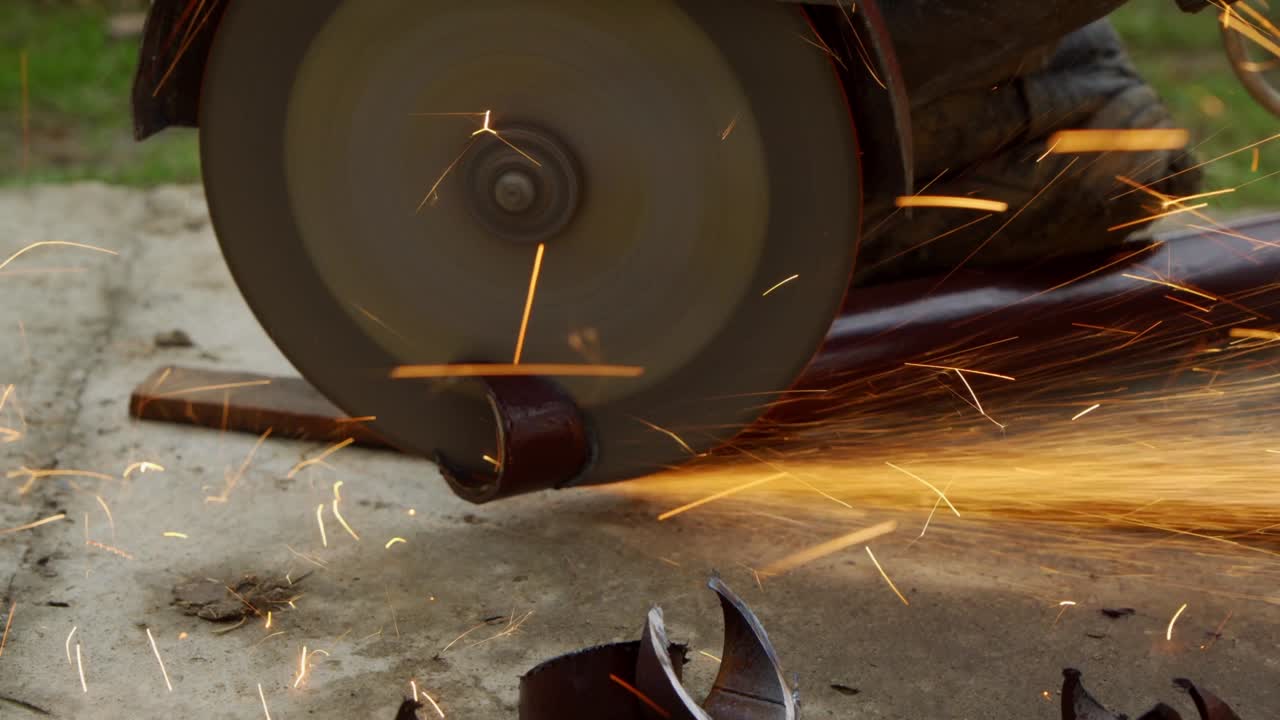 회전 절단 바로 금속 파이프를 절단하는 기술적 작업.