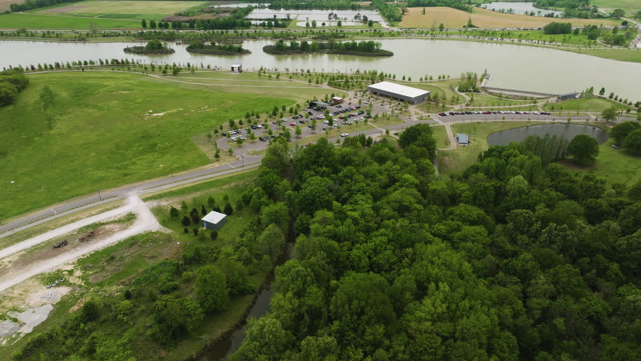 la naturaleza verde y exuberante en el parque urbano de shelby farms park en memphis, tennessee, estados unidos