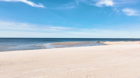 Schwenk-Zur-Baggerstelle-Am-Strand