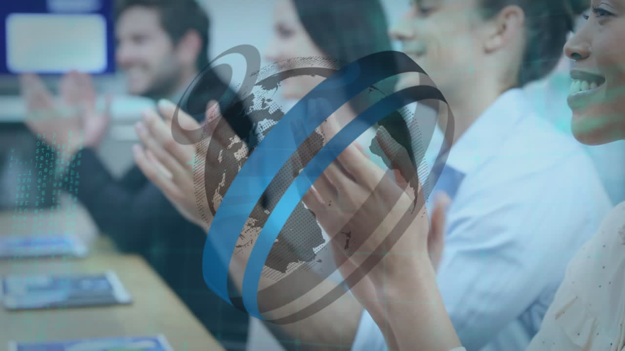 animación del globo y procesamiento de datos sobre sonrientes colegas de negocios aplaudiendo