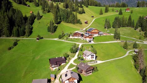 vista de los pájaros del avión no tripulado de los edificios tradicionales en los dolomitas, italia