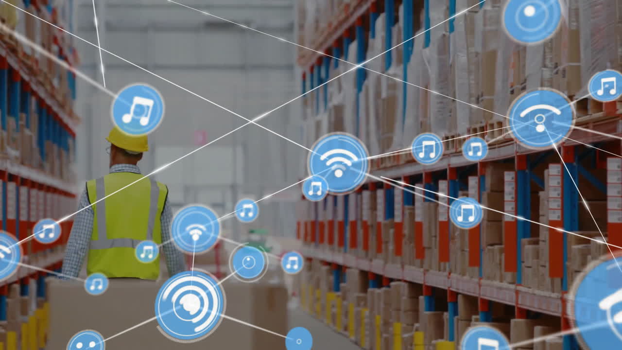 animación de una red de iconos de los medios sobre un trabajador caucásico chequeando las estanterías de los almacenes