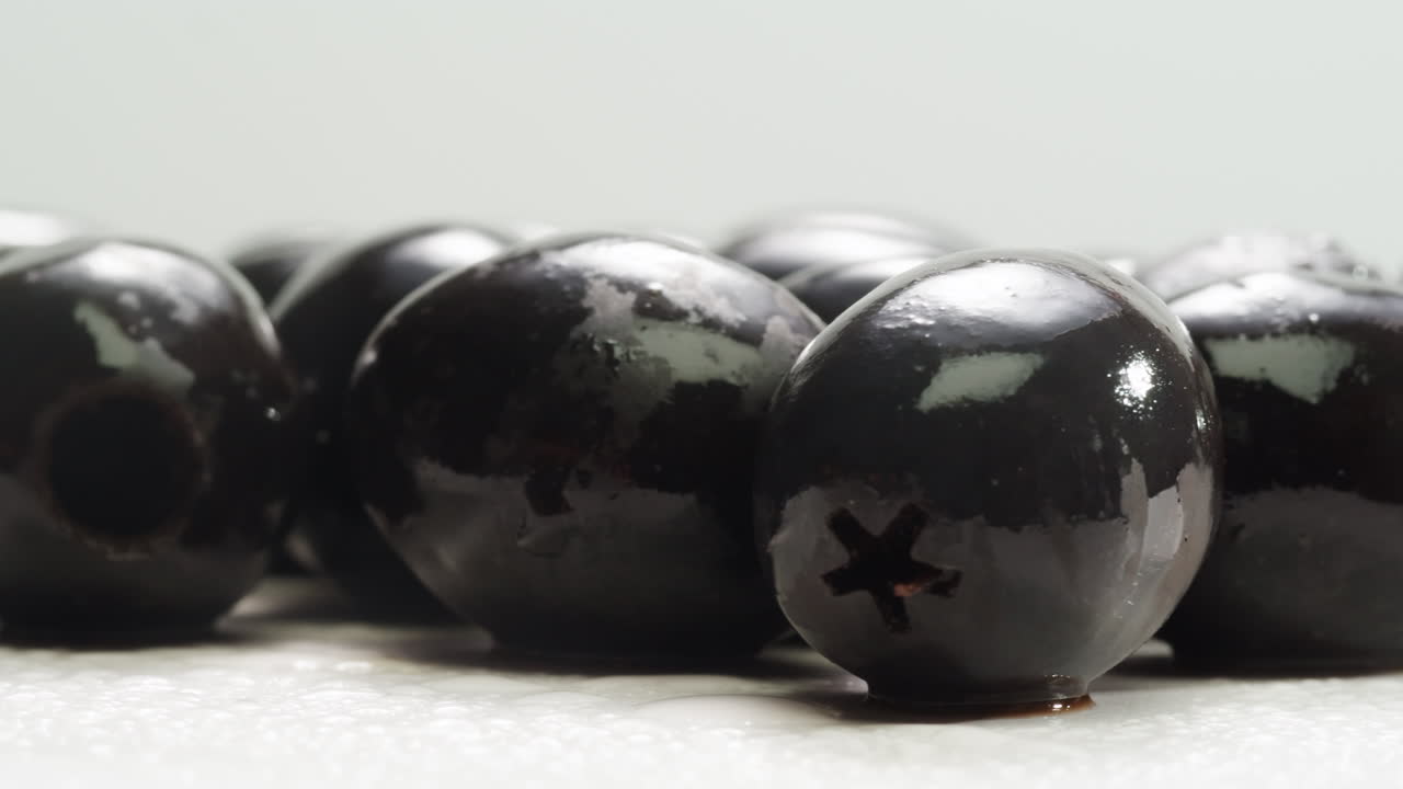 окрашенные круглые зеленые оливки из греции в качестве фона, вид сверху. высококачественный 4k кадр