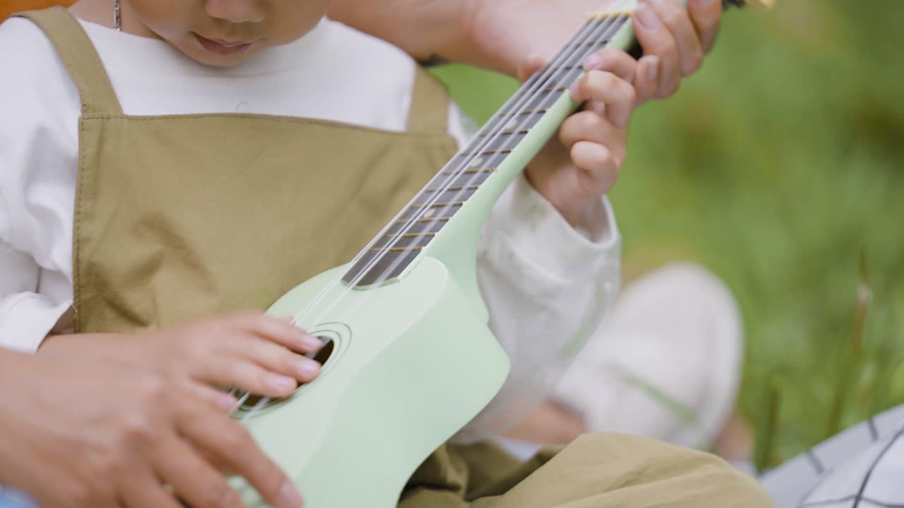 공원에 있는 엄마와 딸
