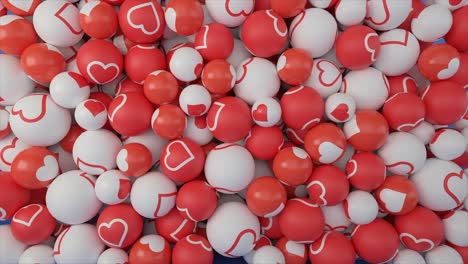 una pila de bolas de corazón rojas y blancas.
