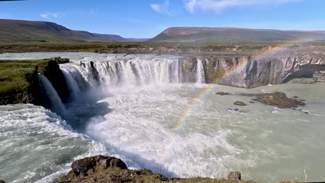 la cascada de godafoss con un arco iris en islandia
