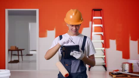 trabajador de la construcción que utiliza una tableta para la gestión de proyectos