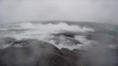 toma en cámara lenta de grandes olas rompiendo en la costa rocosa del lago superior