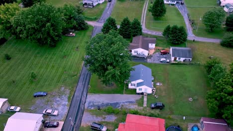 Antena-Aérea-Mirando-Hacia-Abajo-Sobre-Casas-En-Elizabethton-Tennessee