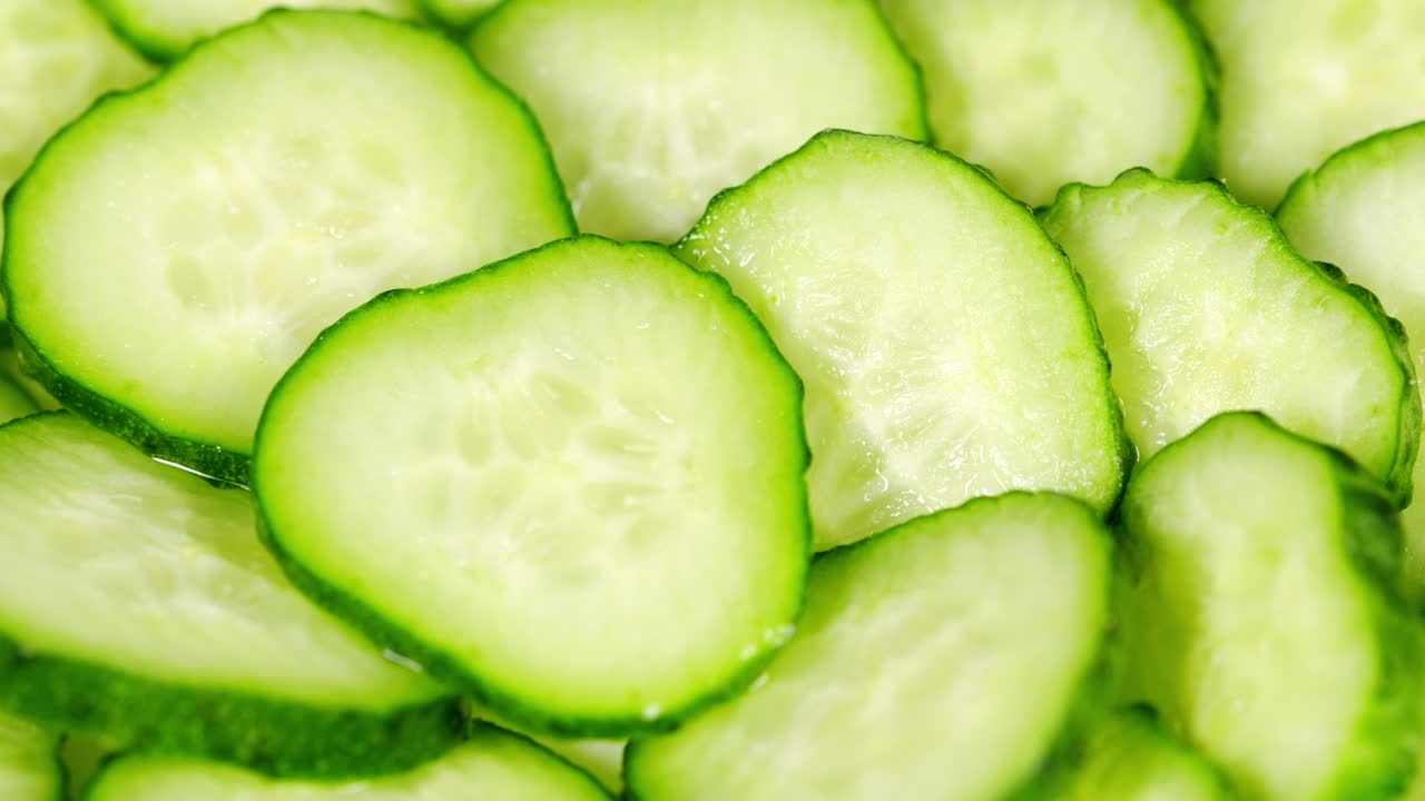 둥근 조각으로 잘라진 호박. 신선한 조각으로 은 호박