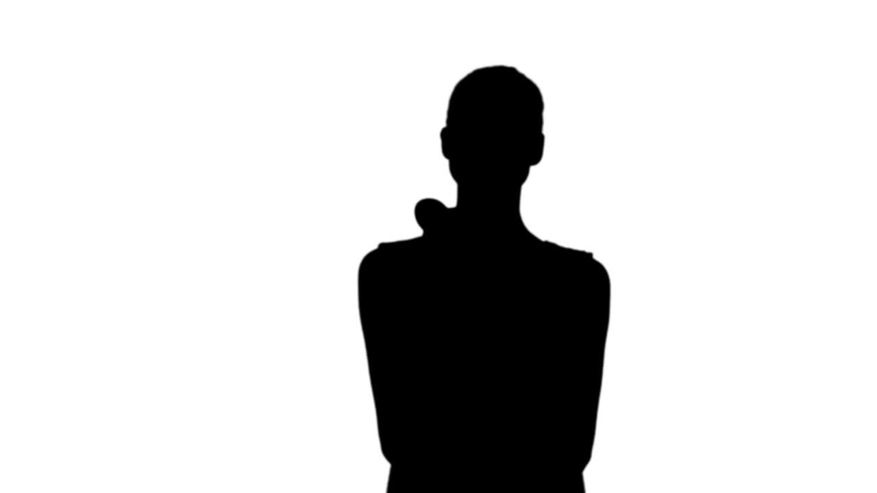 검은색 실루으로 돼지 은행을 흔들고 있는 여자