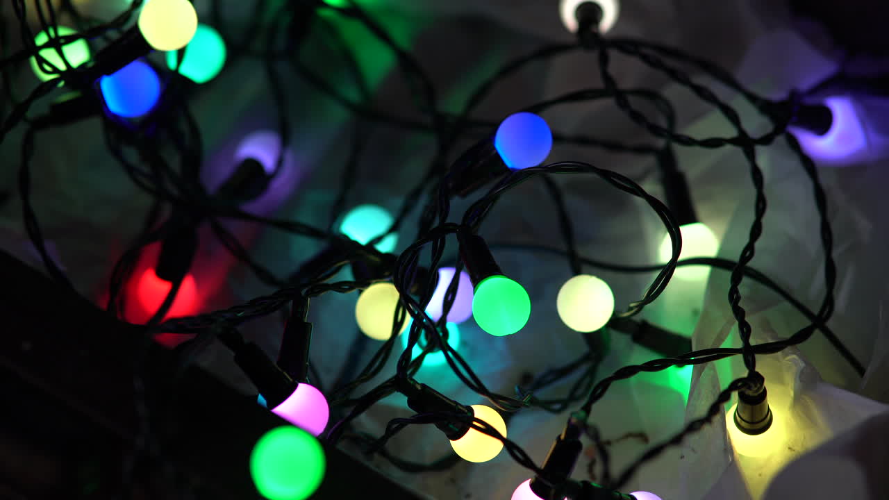 Abstrakter Hintergrund mit farbwechselnden Weihnachtslichtern und Bokeh-Effekt